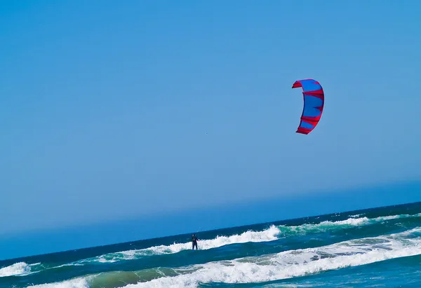 Kite surfare ute på havet en solig dag på höstacken rock — Stockfoto