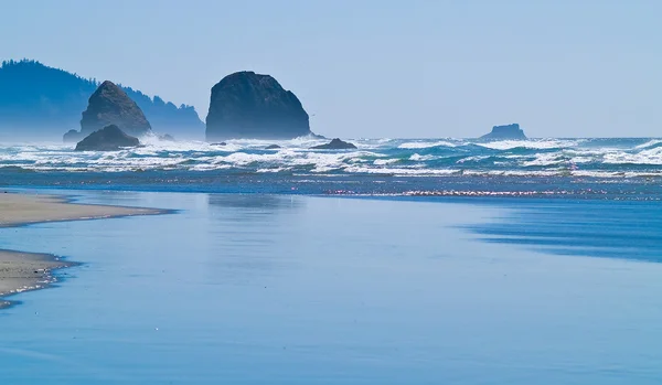 Oregon kıyılarında engebeli kayalık arcadia Plajı — Stok fotoğraf