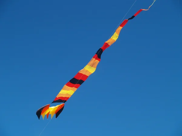 Vários papagaios coloridos voando em um céu azul brilhante no Long Beach Kite Festival — Fotografia de Stock