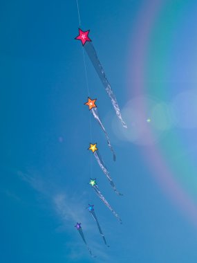 renkli ok parlak mavi gökyüzü mercek parlaması ve rainbow ile uçan uçurtma