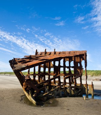 oregon coast usa sahilde bir geminin paslı enkazı