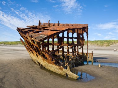 oregon coast usa sahilde bir geminin paslı enkazı