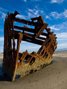 oregon coast usa sahilde bir geminin paslı enkazı