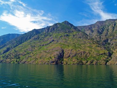 Dağ Manzaralı göl