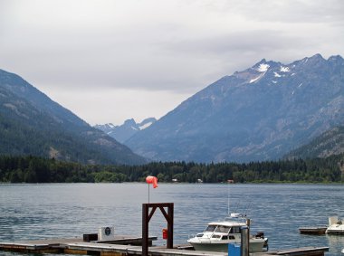 Bulutlu bir günde Dağ Gölü