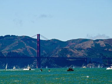 Pier 39 görüldüğü gibi golden gate Köprüsü