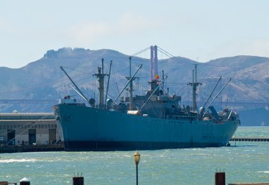 Golden gate Köprüsü arkasında büyük bir gemi