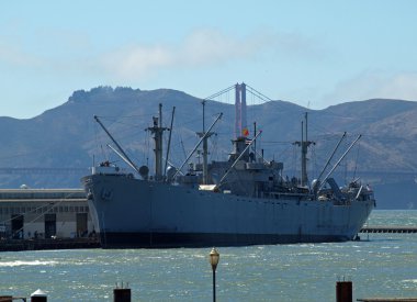Golden gate Köprüsü arkasında büyük bir gemi
