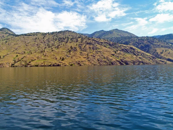 Montaña con vistas al lago —  Fotos de Stock