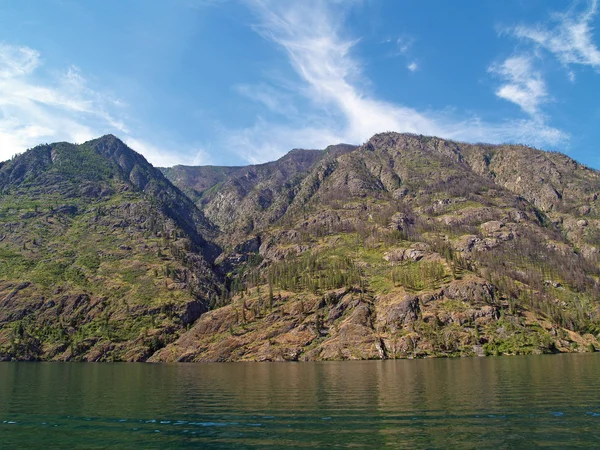 산 내려다보이는 호수 — 스톡 사진
