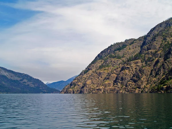 Montagna con vista lago — Foto Stock