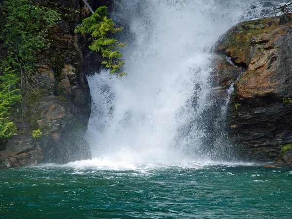在湖中流动的美丽的山瀑布 — 图库照片