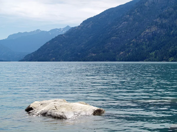 Lago de montaña en un día nublado — Foto de Stock