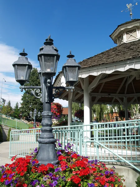 Blumen schmücken die Straßen von Leavenworth wa usa — Stockfoto