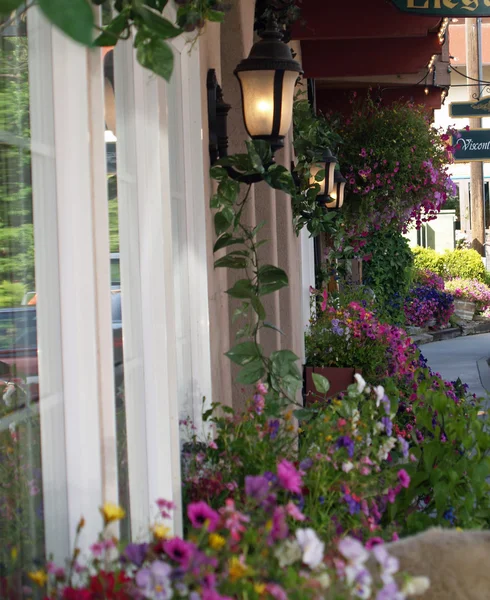 Blumen schmücken die Straßen von Leavenworth wa usa — Stockfoto