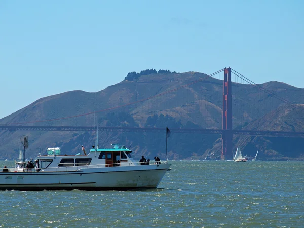 Pier 39 görüldüğü gibi golden gate Köprüsü — Stok fotoğraf