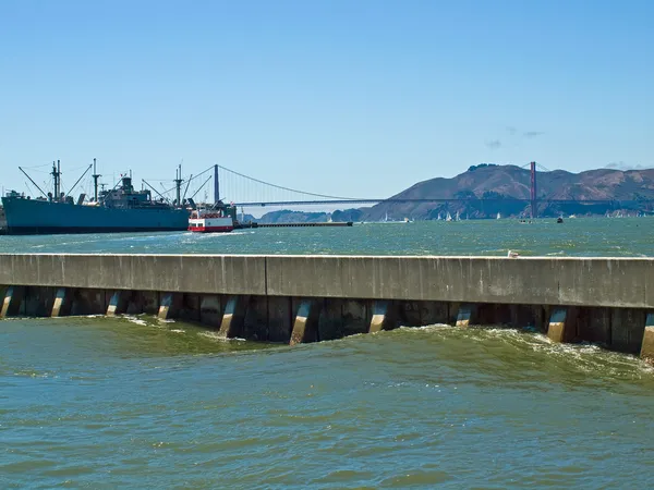 Pier 39 görüldüğü gibi golden gate Köprüsü — Stok fotoğraf