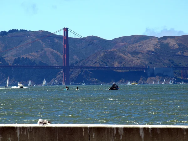 Golden gate bridge, jak widać z pier 39 — Zdjęcie stockowe