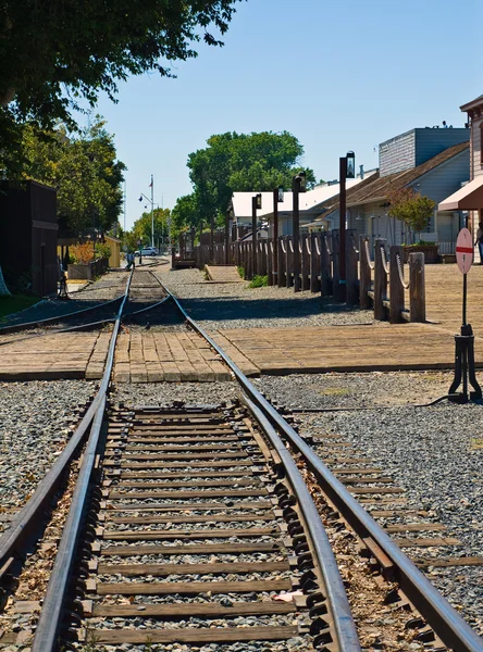 Старые железнодорожные пути на перекрестке — стоковое фото