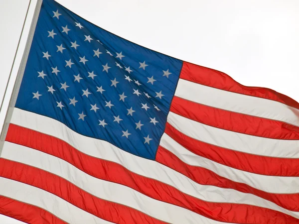 Bandera americana ondeando orgullosamente — Foto de Stock