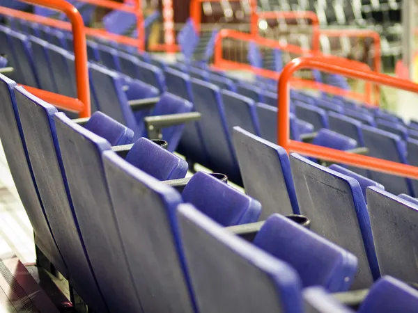 Blauw opklapbare zitplaatsen op een overdekt sportarena — Stockfoto