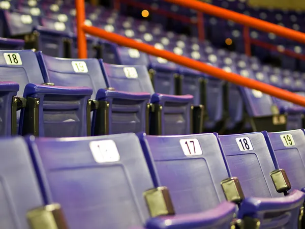 Kék lehajtható ülésekre, egy fedett Sportaréna — Stock Fotó