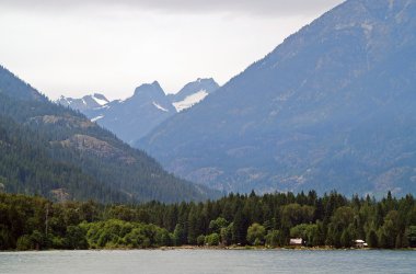washington state ABD göl chelan bakan dağlar