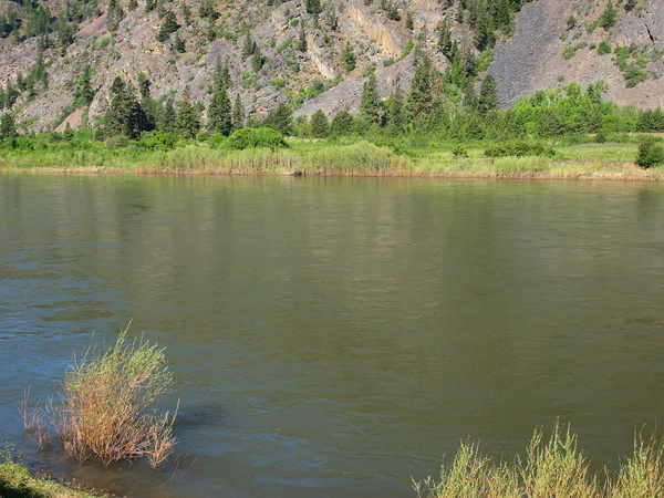 Breed berg rivier snijdt een vallei - clark fork rivier montana Verenigde Staten — Stockfoto