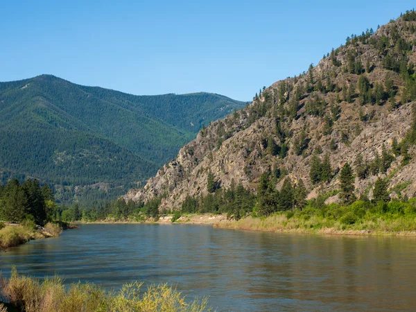 Wide Mountain River Cuts a Valley - Clark Fork River Montana Estados Unidos — Foto de Stock