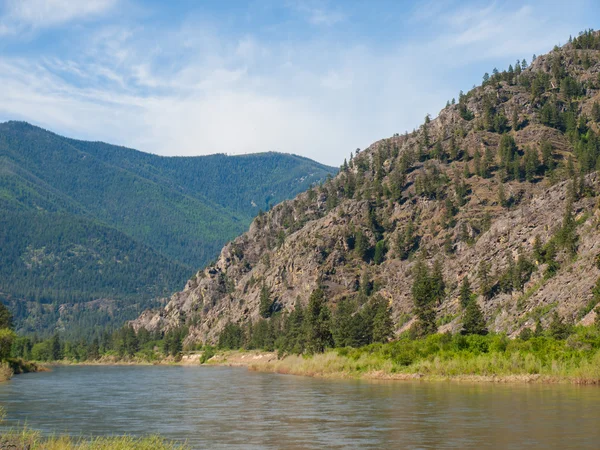 Široká horská řeka škrty údolí - clark rozvětvení řeky montana usa — Stock fotografie