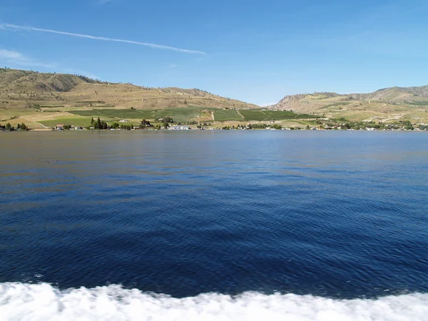 Obudzić się w wodzie na lake chelan washington, Stany Zjednoczone Ameryki — Zdjęcie stockowe