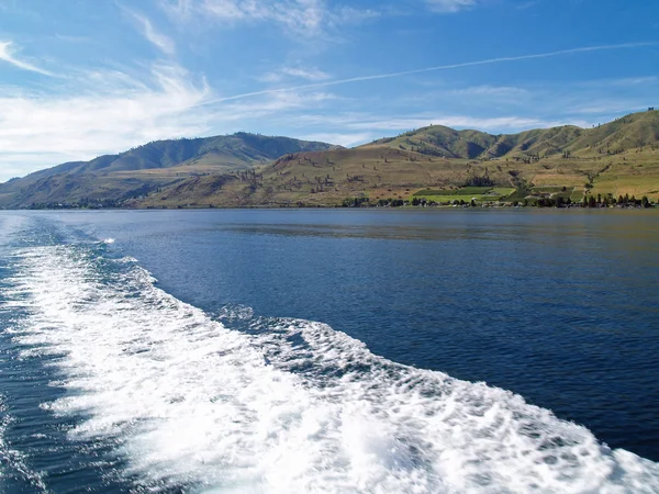 Obudzić się w wodzie na lake chelan washington, Stany Zjednoczone Ameryki — Zdjęcie stockowe