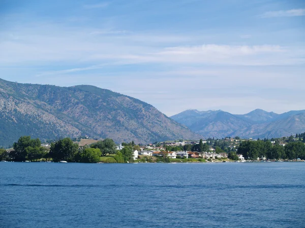 Huizen aan de oever van lake chelan washington usa — Stockfoto