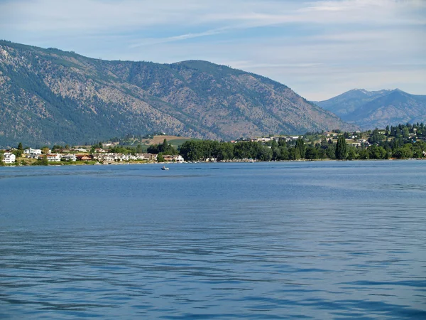 Göl chelan sahilde evleri washington ABD — Stok fotoğraf