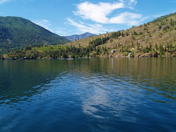 Casas en la orilla del lago Chelan Washington EE.UU. — Foto de Stock