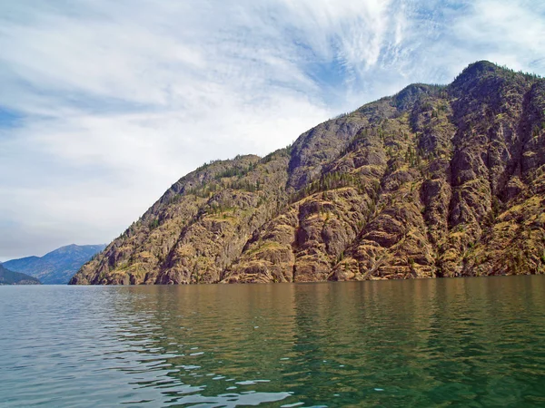 워싱턴 주 미국에서 호수 Chelan 내려다 보이는 산 — 스톡 사진