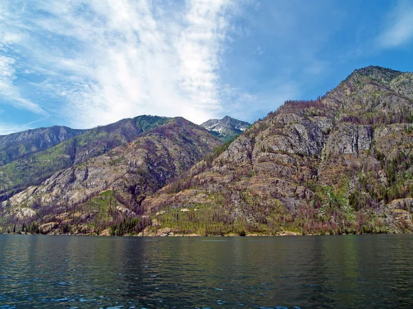 Montañas con vistas al lago Chelan en el estado de Washington, Estados Unidos — Foto de Stock