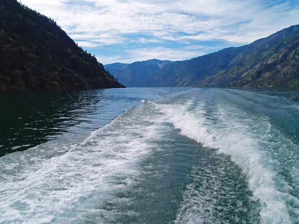 Despierta en el agua en el lago Chelan Washington EE.UU. — Foto de Stock