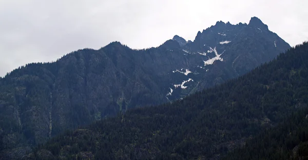 Ledovcové hory s výhledem na jezero chelan ve Washingtonu státu usa — Stock fotografie