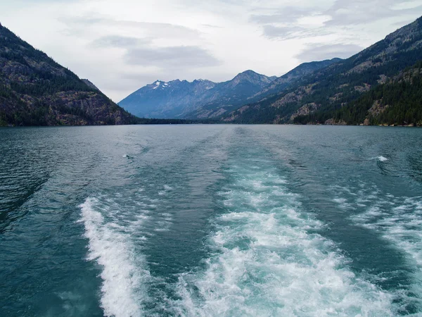 Vakna i vattnet på lake chelan washington usa — Stockfoto