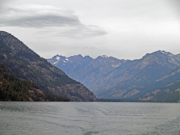 Montagnes surplombant le lac Chelan dans l'État de Washington États-Unis — Photo