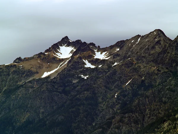 Glaciale bergen met uitzicht op lake chelan in washington state Verenigde Staten — Stockfoto