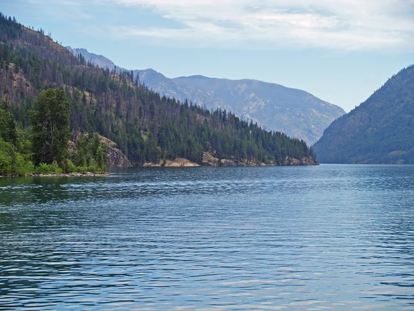 Горы с видом на озеро Челан в штате Вашингтон США — стоковое фото