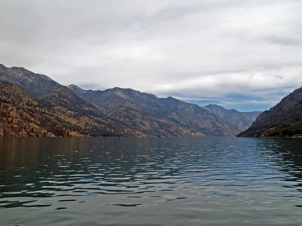 Montañas con vistas al lago Chelan en el estado de Washington, Estados Unidos — Foto de Stock