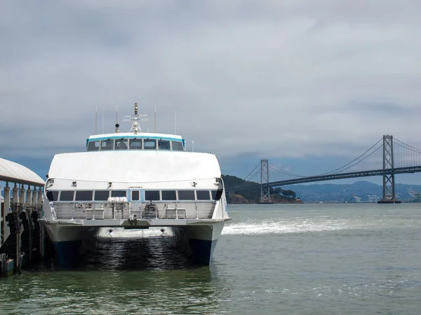 Toeristische boot aangemeerd in san francisco — Stockfoto