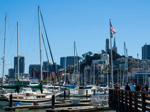 Човни пристикувався на San Francisco Марина — стокове фото