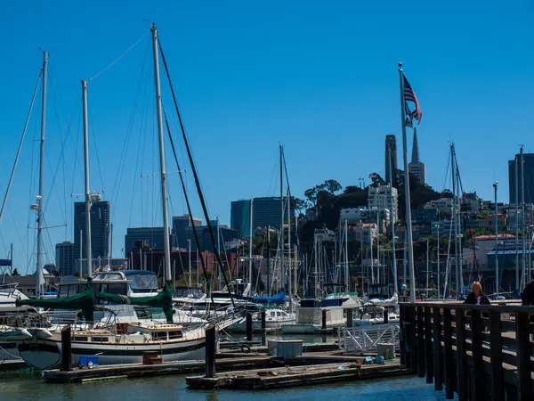 Човни пристикувався на San Francisco Марина — стокове фото