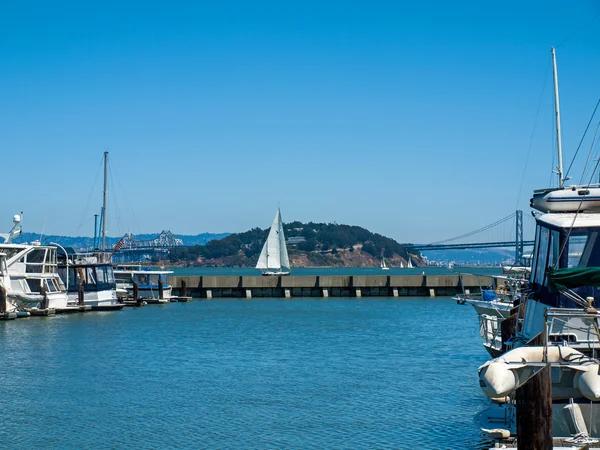 Boten in een dok geplaatst in san francisco marina — Stockfoto