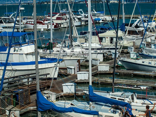 Boten in een dok geplaatst in san francisco marina — Stockfoto