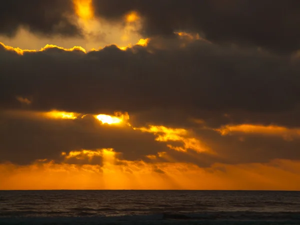 Pôr do sol dourado na praia — Fotografia de Stock